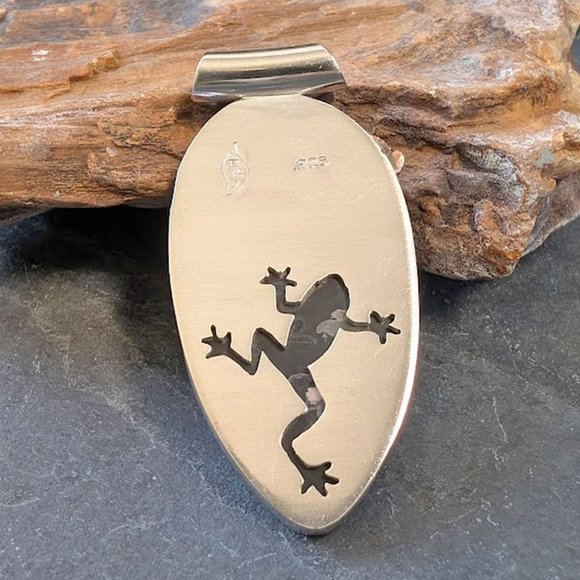 Back of frog pendant