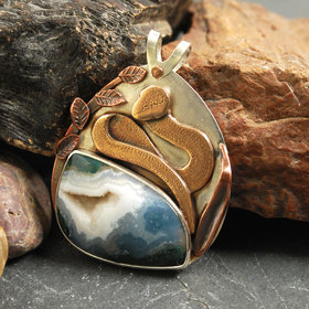Snake pendant - Agate with druzy and bronze snake above it